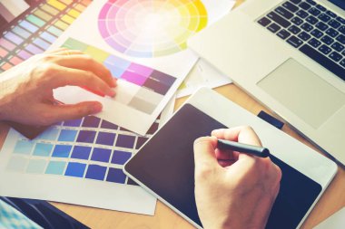 Grafik tasarımcı grafik tablet işyerinde çizim