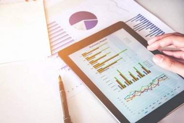 İş adamı kullanma dijital tablet ile rapor hesap