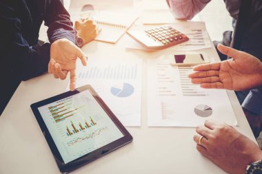 Dijital tablet yeni iş için pro çalışmaya iş takım toplantısı