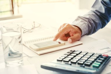 İş adamı muhasebe hesaplama maliyet ekonomik Office