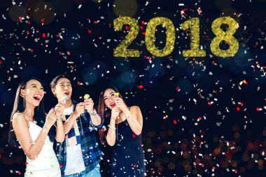 Kutlama parti 2018 gençlerin grup arkadaşı tutan Asya