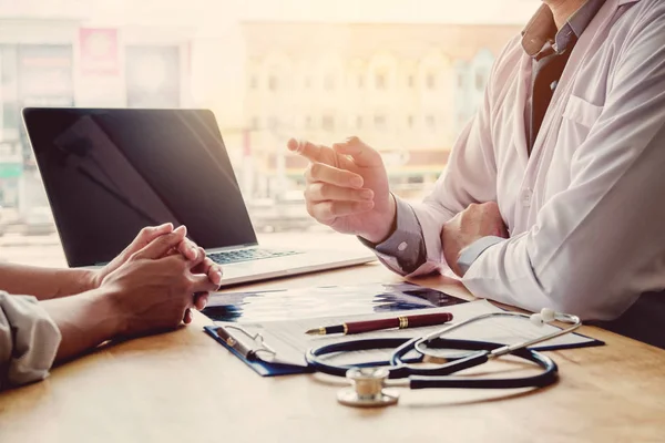 Médicos y pacientes se sientan y hablan. En la mesa cerca de la ventana — Foto de Stock