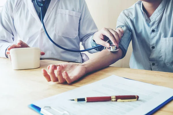 Médico Medición de la presión arterial mujer paciente en el brazo Él — Foto de Stock