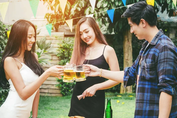 Ομάδα φίλος Νεαρά ασιατικές άνθρωποι τον εορτασμό φεστιβάλ μπύρας ευτυχισμένη — Φωτογραφία Αρχείου