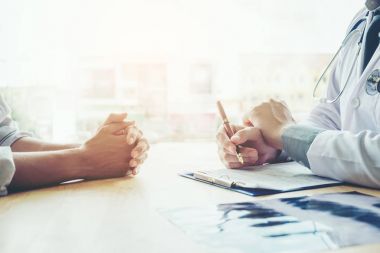 Doktorlar ve hastalar oturup hastaya medicatio hakkında konuşmak