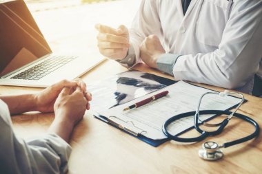 Doktorlar ve hastalar oturup hastaya medicatio hakkında konuşmak