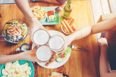 Grup Asyalı gençlerin bira festivaller mutlu WHI kutluyor