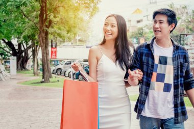 Asya çift zevk romantik harcama poşetler içinde moda 