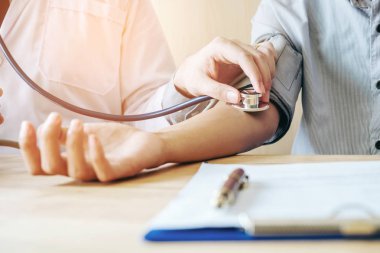 Doktor ölçüm arteryel kan basıncı kadın hasta sağ 