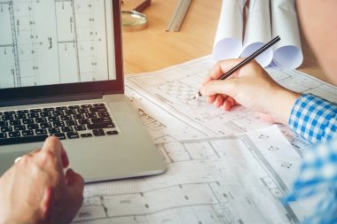 Mimar ya da ofis planı üzerinde çalışıyor. Mimarlar
