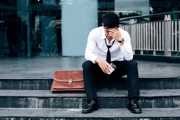 Desempregado Empresário cansado ou estressado sentado na passarela — Fotografia de Stock