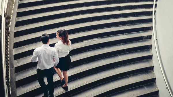 Επιχειρηματίας και η επιχείρηση γυναίκα ανεβαίνουν σκάλες επιτυχία έννοιας — Φωτογραφία Αρχείου