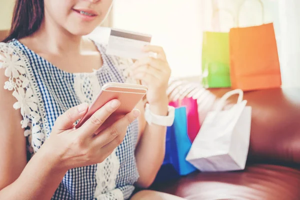 Mujer de compras en línea usando smartphone con tarjeta de crédito disfrutando — Foto de Stock