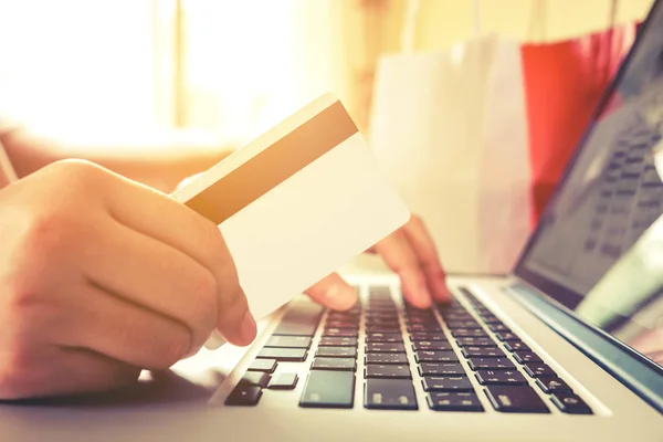 Närbild av kreditkort, kvinna shopping online använder laptop njuter — Stockfoto