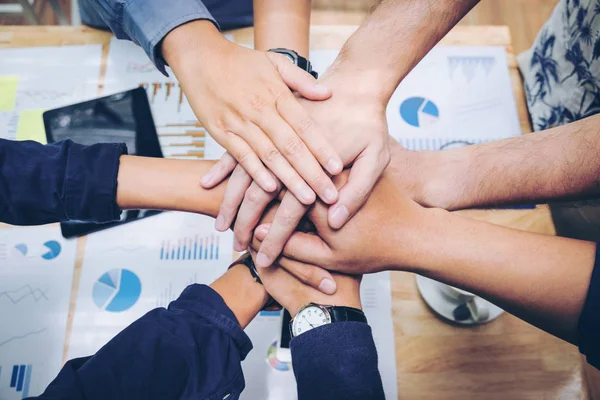 Lavoro di squadra unendo le mani spirito di squadra Collaborazione Concep — Foto Stock