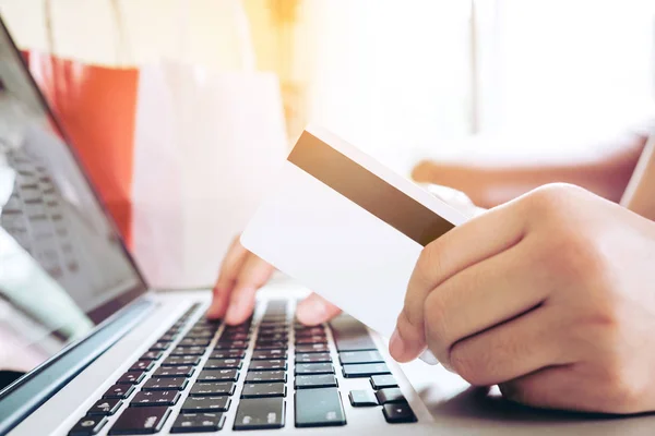 Nahaufnahme Kreditkarte, Frau online einkaufen mit Laptop genießen — Stockfoto