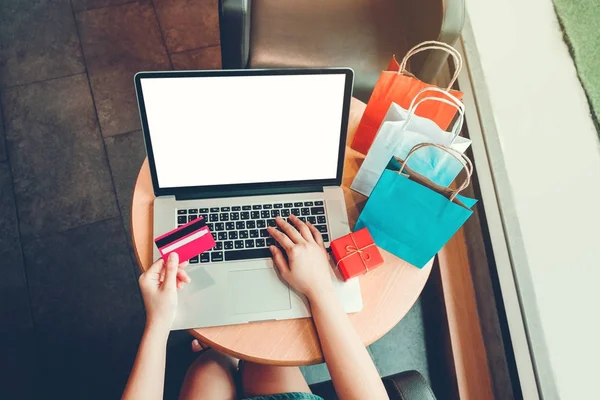 笔记本电脑和咖啡馆借记卡在线购物的女人 — 图库照片