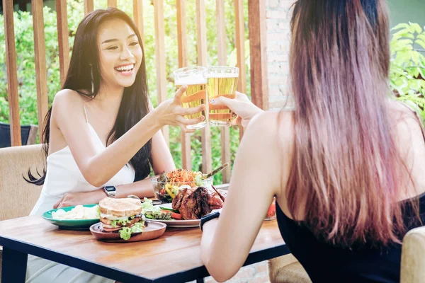 Joven asiático mujeres bebiendo cerveza y clink gafas feliz mientras es — Foto de Stock