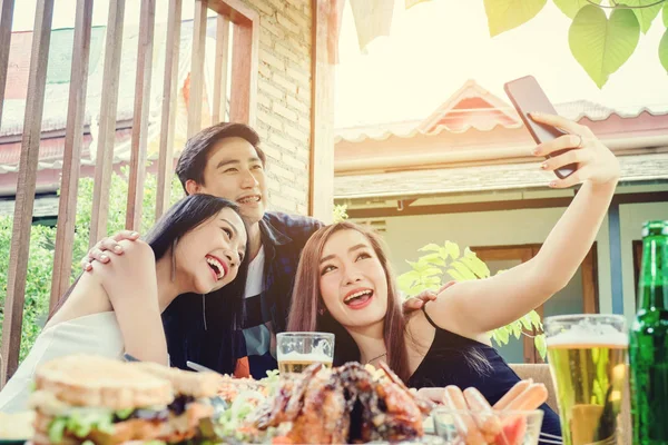 Grupo de amigos están tomando selfie y comer alimentos son felices enj — Foto de Stock