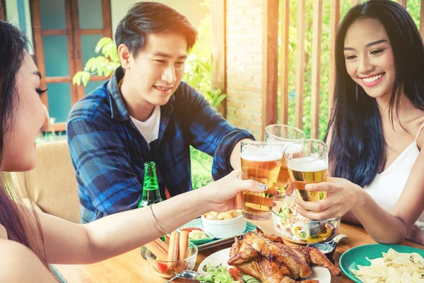 Grupo amigo jóvenes asiáticos celebrando festivales de cerveza feliz — Foto de Stock
