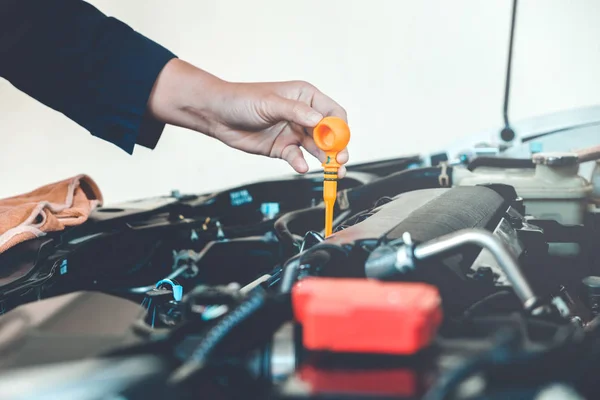 Car Engine oil mechanic working in auto repair service — Stock Photo, Image