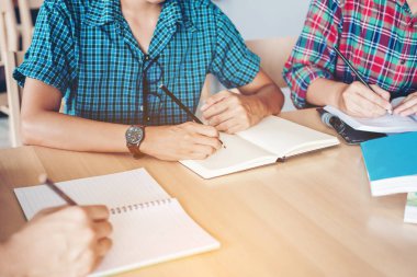 Yüksek okul veya üniversite öğrencileri eğitim ve birlikte okuma