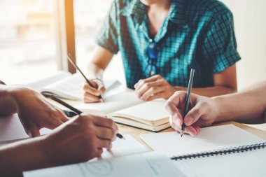 Yüksek okul veya üniversite öğrencileri eğitim ve birlikte okuma