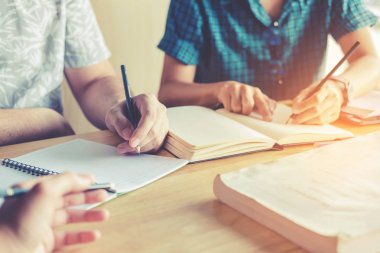 Yüksek okul veya üniversite öğrencileri eğitim ve birlikte okuma