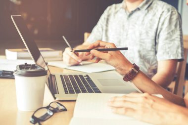 Üniversite öğrencileri colleg araştırma ödev için dizüstü bilgisayar kullanarak