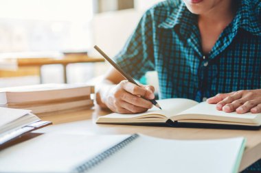 Yüksek okul veya üniversite öğrencisi eğitim ve birlikte okuma 