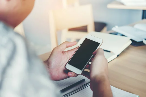 Muž psaní telefon zprávu na sociální síti — Stock fotografie