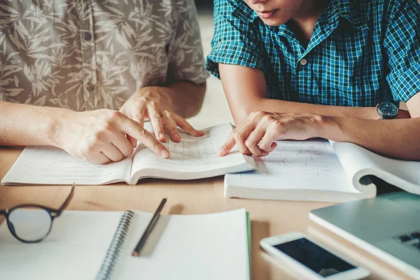 Universiteit studeren vrienden studeren en lezen van een boeken in clas — Stockfoto