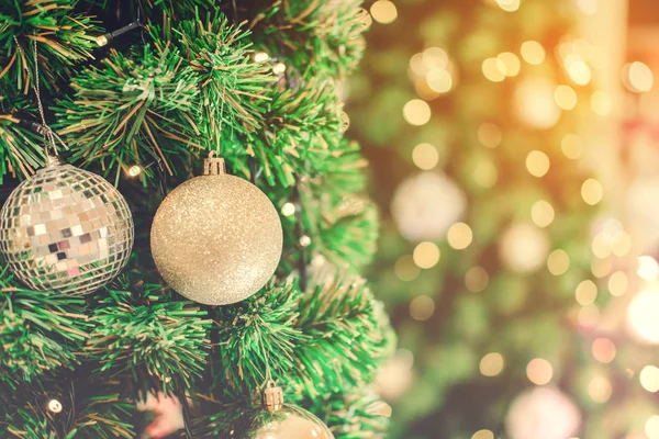 Decoración colgando del árbol de Navidad — Foto de Stock