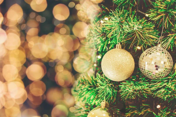 Decoración colgando del árbol de Navidad — Foto de Stock