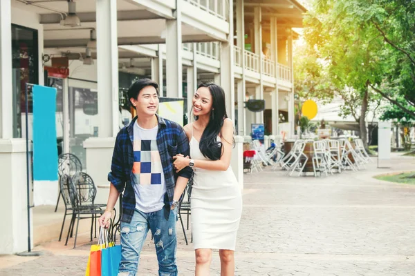 亚洲夫妇享受浪漫消费购物袋时尚 sho — 图库照片