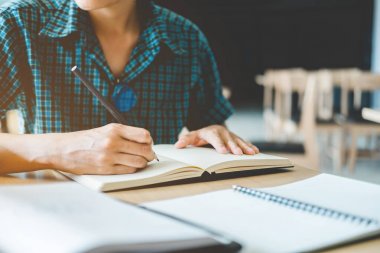 Yüksek okul veya üniversite öğrencisi eğitim ve kütüphanede okuma