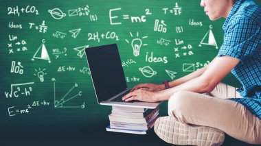 Üniversitede, educatio araştırma ödevi için dizüstü bilgisayar kullanan öğrenciler