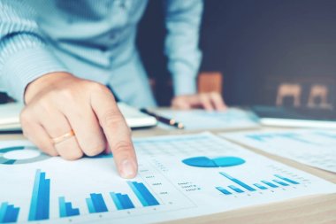 İş iş kağıt üzerinde gösteren bir el. Rapor hesap