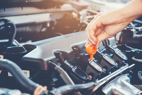 Mécanicien d'huile de moteur de voiture travaillant dans le service de réparation automobile — Photo