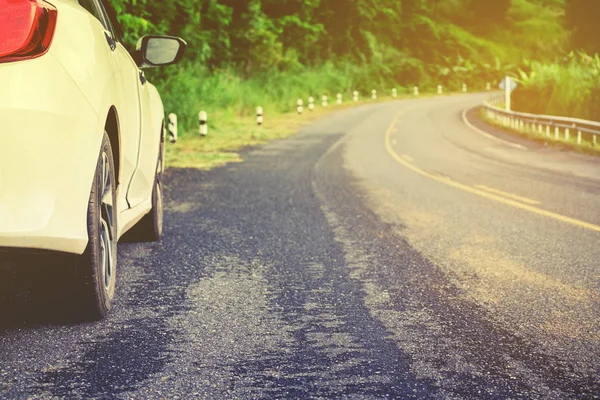 Auto na lesní cestě v létě — Stock fotografie