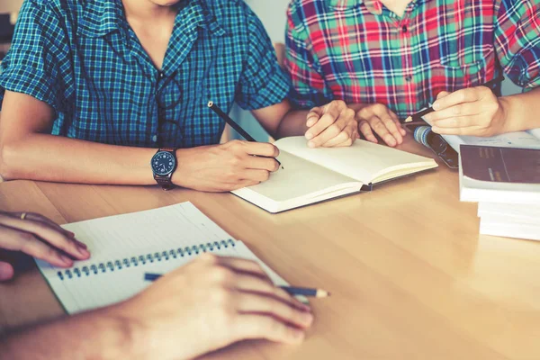 Yüksek okul veya üniversite öğrencileri eğitim ve birlikte okuma