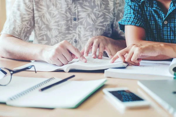 Yüksek okul veya üniversite öğrencileri eğitim ve birlikte okuma