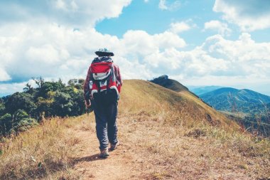 Turist iz sırt çantası cr ile seyahat adam ormandaki hiking