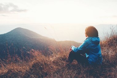Turist iz ormanda seyahat adam arıyorum Relax, hiking 