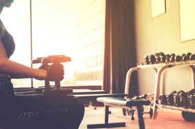 Asya spor kadın dumbbell ağırlıkları içinde jimnastik salonu ile yapıyor