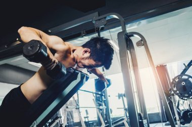 Spor salonunda ağırlık çalışma dışarı hep sakin giyim