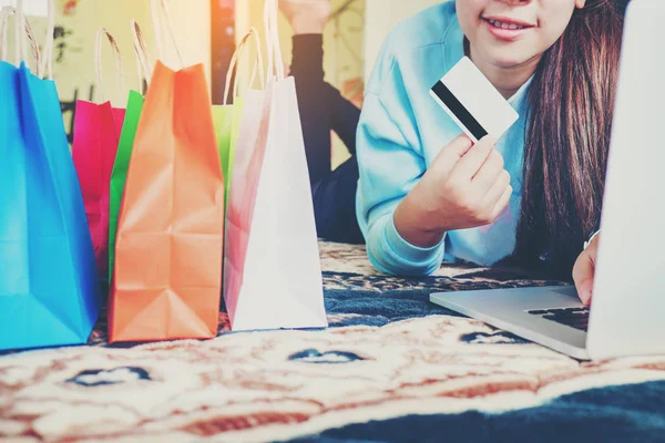 Mujer Compras Línea Utilizando Ordenador Portátil Con Tarjeta Crédito Disfrutando — Foto de Stock