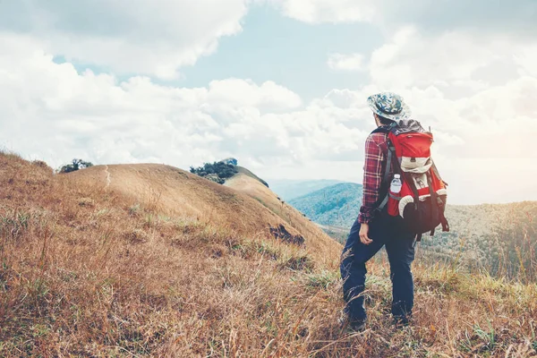 Trilha turística caminhadas na floresta Traveler Man com mochila cr — Fotografia de Stock