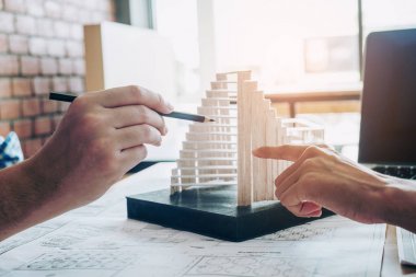 Office mimar ya da toplantıda planı üzerinde ve model b