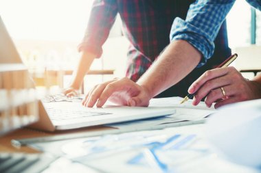 Office mimar ya da toplantıda planı üzerinde ve model b